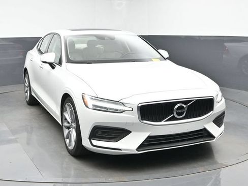 Used 2021 Volvo S60 T5 Momentum w/ Premium Package FWD image 2
