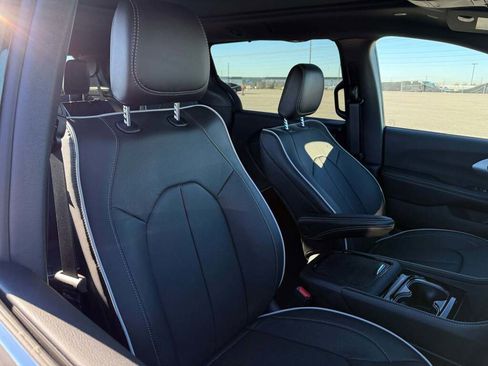 New 2026 Chrysler Pacifica Limited image 19