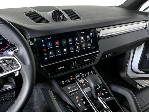 Certified 2023 Porsche Cayenne Platinum Edition image 13