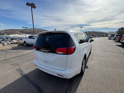 Used 2023 Chrysler Voyager LX image 5