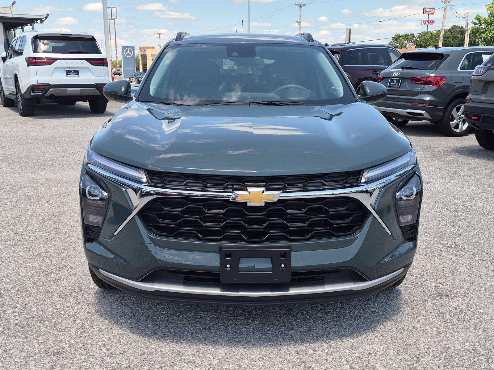 Used 2025 Chevrolet Trax LT FWD image 8