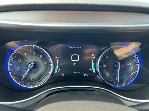 Used 2025 Chrysler Pacifica Limited FWD image 14