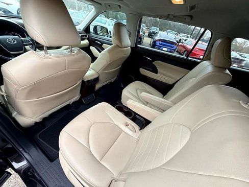 Used 2022 Toyota Highlander XLE image 15