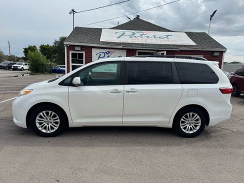Used 2017 Toyota Sienna XLE Premium FWD image 2