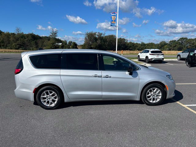 Used 2024 Chrysler Pacifica Touring-L FWD image 6