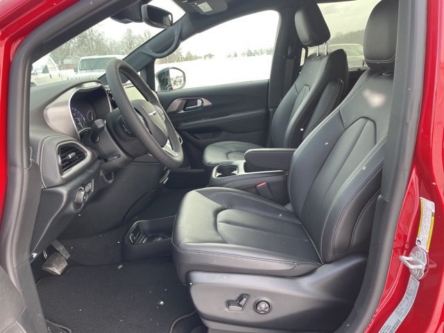 New 2026 Chrysler Pacifica Select AWD/4WD image 9