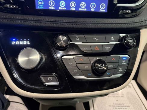 Used 2019 Chrysler Pacifica Limited image 33