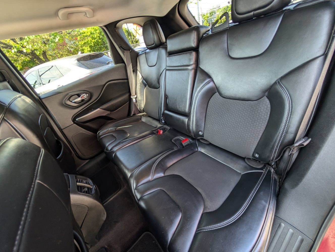 Used 2019 Jeep Cherokee Latitude Plus w/ Comfort/Convenience Group FWD image 18