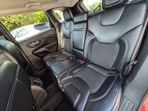 Used 2019 Jeep Cherokee Latitude Plus w/ Comfort/Convenience Group FWD image 18