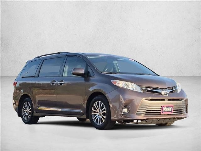 Used 2019 Toyota Sienna XLE Premium FWD image 3