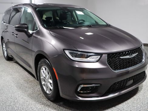 Used 2023 Chrysler Pacifica Touring-L image 5