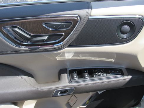 Used 2020 Lincoln Continental w/ Premium Package image 12