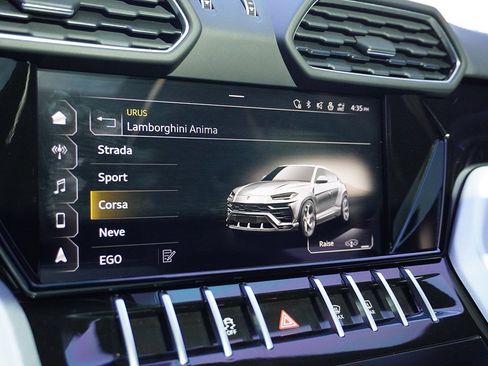 Used 2022 Lamborghini Urus image 64