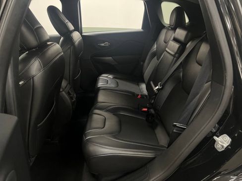 Used 2019 Jeep Cherokee Latitude Plus w/ Comfort/Convenience Group FWD image 27