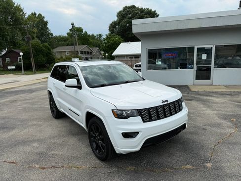 Used 2019 Jeep Grand Cherokee Altitude AWD/4WD image 4