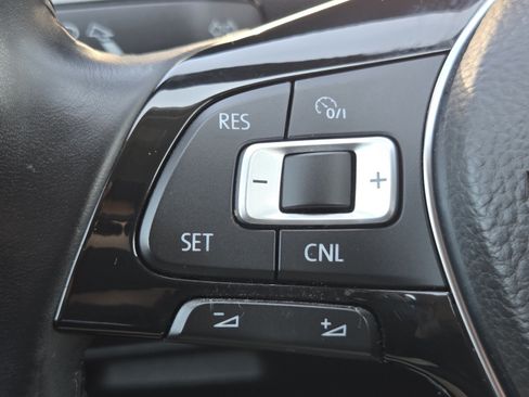 Used 2018 Volkswagen Tiguan SEL AWD/4WD image 14