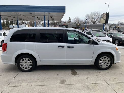 Used 2019 Dodge Grand Caravan SE w/ UConnect Hands-Free Group FWD image 5