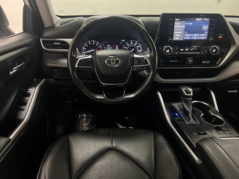 Used 2020 Toyota Highlander XLE FWD image 16