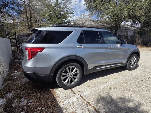 Used 2022 Ford Explorer XLT w/ Equipment Group 202A image 6