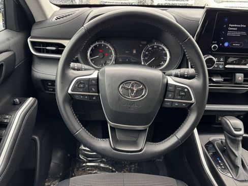 Used 2025 Toyota Highlander LE FWD image 37