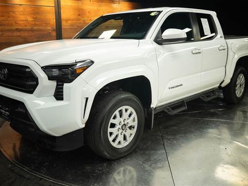 Used 2025 Toyota Tacoma SR5 AWD/4WD image 2