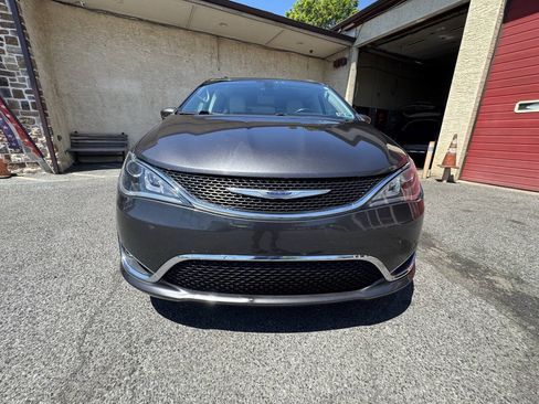 Used 2019 Chrysler Pacifica Touring-L FWD image 12
