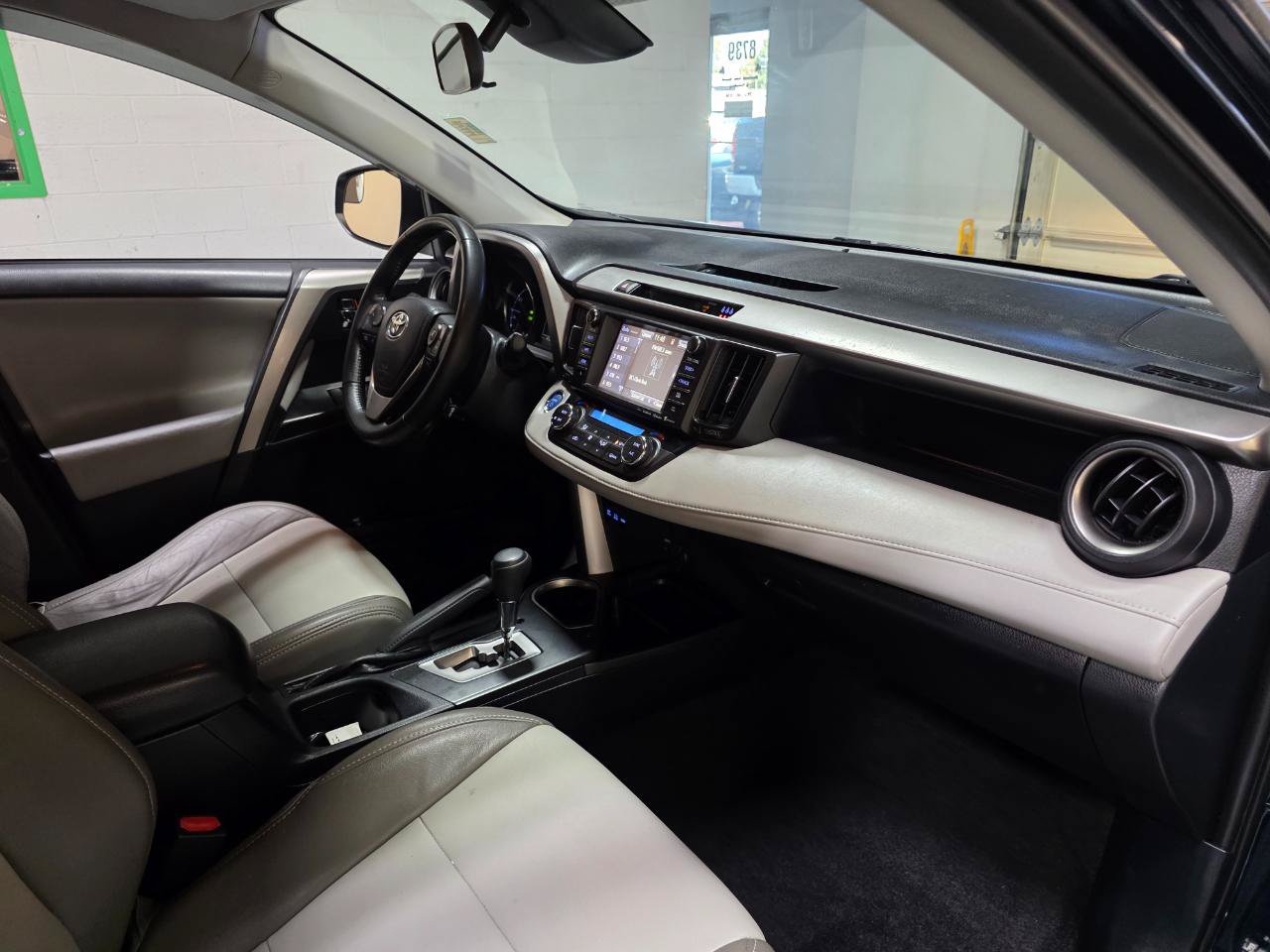 Used 2018 Toyota RAV4 XLE AWD/4WD image 26