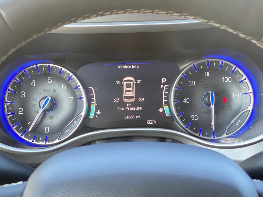Used 2024 Chrysler Pacifica Touring-L FWD image 16
