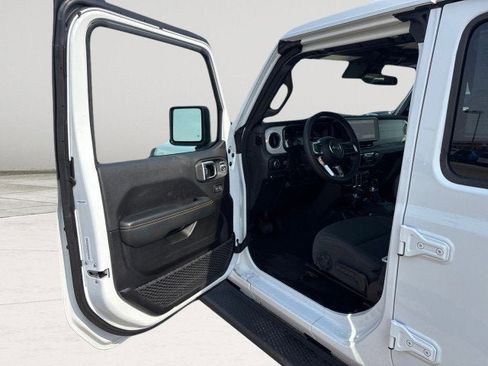 Used 2025 Jeep Wrangler Sahara image 10
