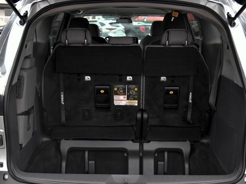 Used 2023 Toyota Sienna LE image 42