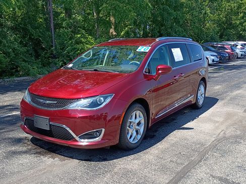 Used 2020 Chrysler Pacifica Touring-L w/ Tire & Wheel Group FWD image 7