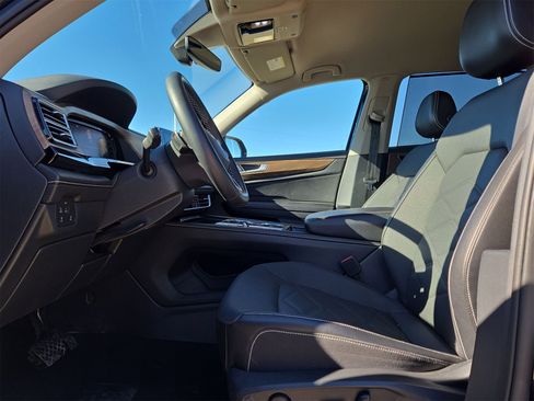 Used 2024 Volkswagen Atlas SE image 16