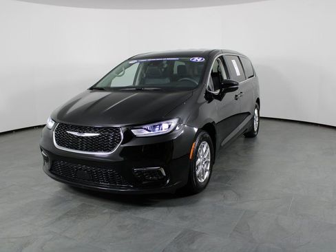 Used 2024 Chrysler Pacifica Touring-L image 2