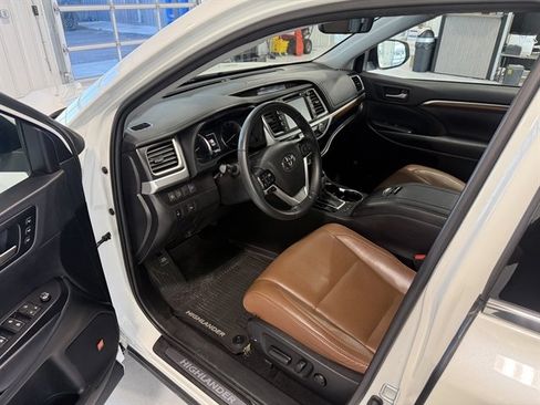 Used 2019 Toyota Highlander Limited image 9