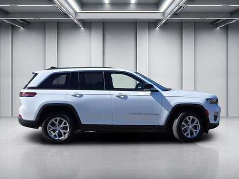 Used 2023 Jeep Grand Cherokee Limited AWD/4WD image 3