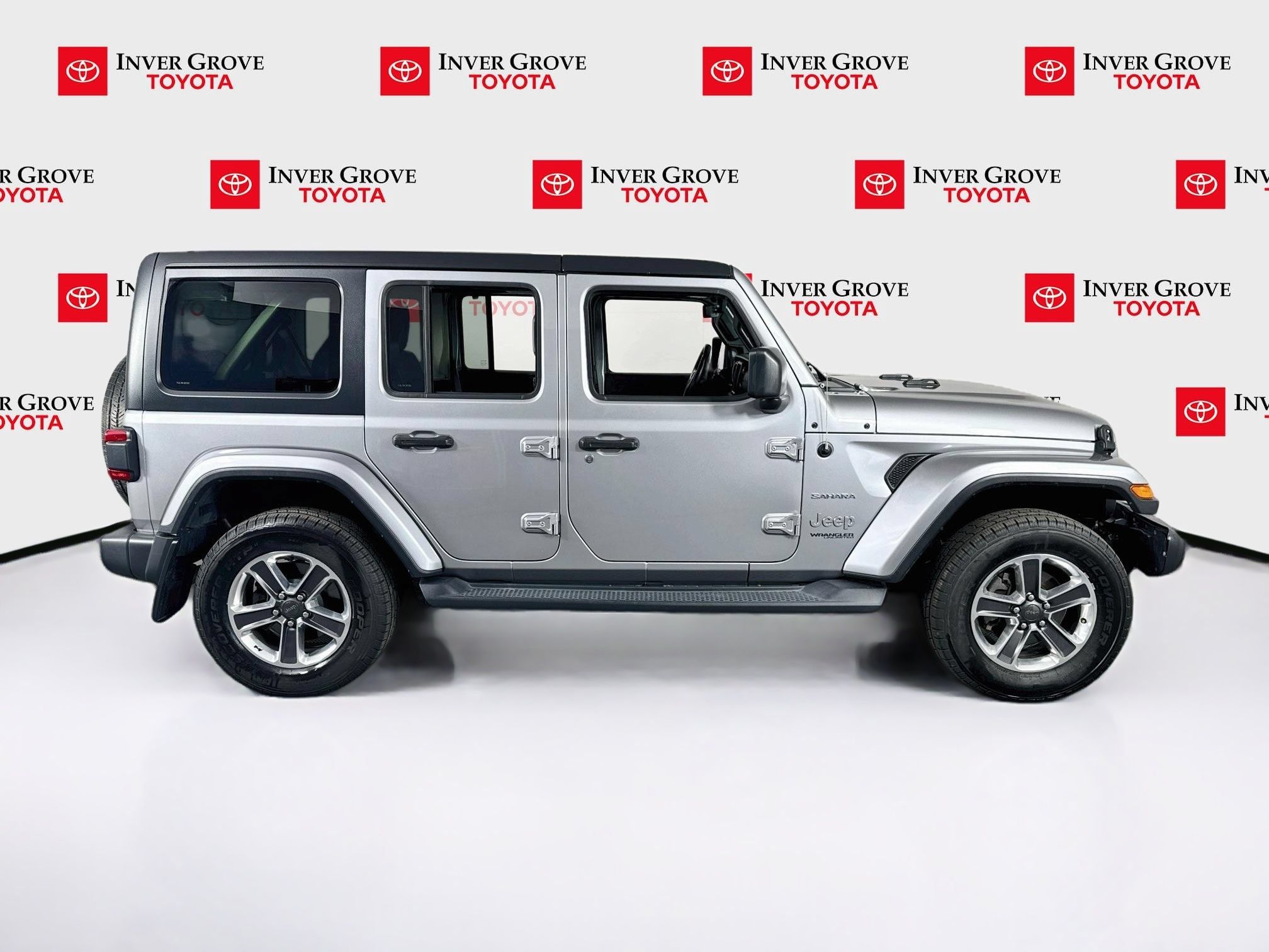 Used 2018 Jeep Wrangler Unlimited Sahara w/ Uconnect 4C Nav & Sound Group AWD/4WD image 4