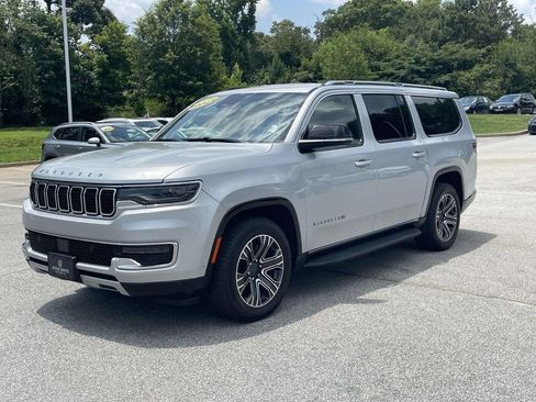 Used 2024 Jeep Wagoneer L Series II w/ Flexible Seating Group AWD/4WD image 3