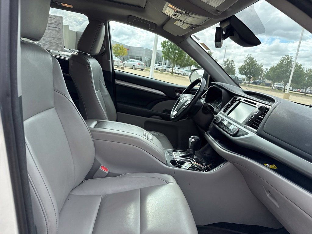 Used 2017 Toyota Highlander XLE AWD/4WD image 16