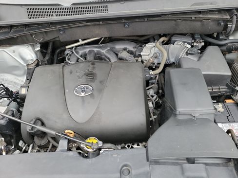 Used 2017 Toyota Highlander Plus FWD image 24