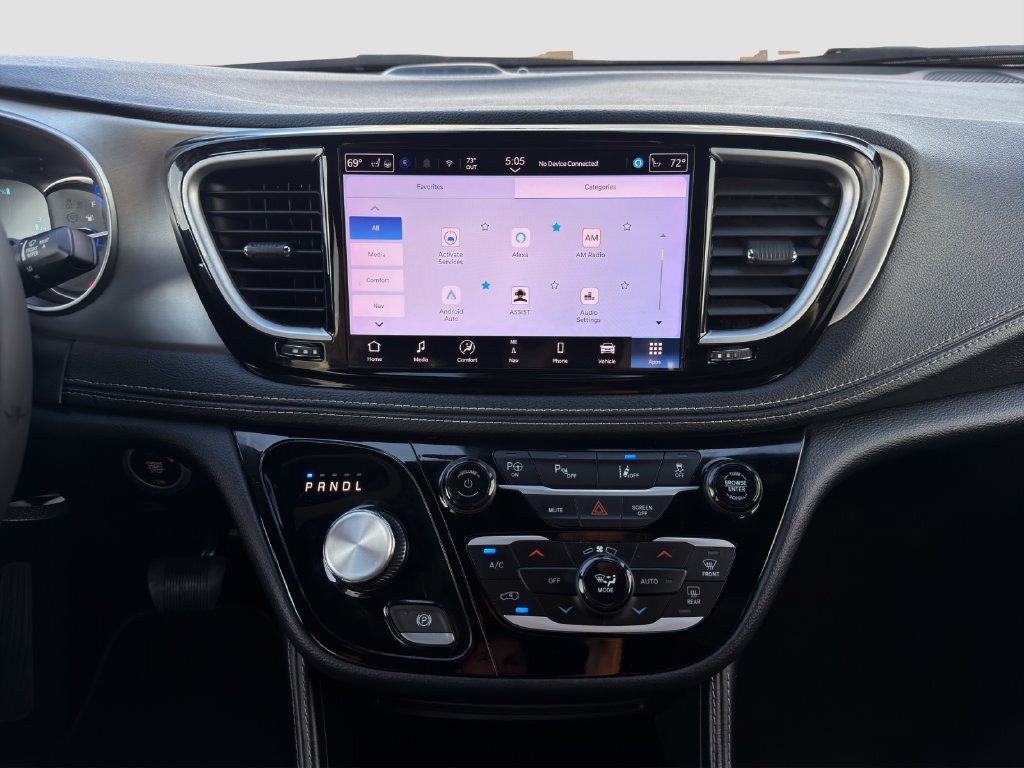 Used 2024 Chrysler Pacifica Premium FWD image 15