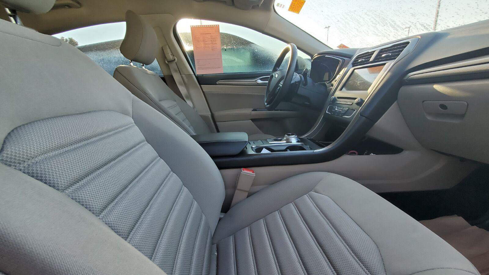 Used 2017 Ford Fusion SE w/ Fusion SE Technology Package FWD image 4