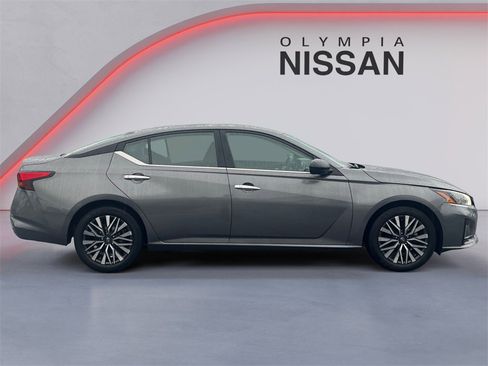 Used 2024 Nissan Altima 2.5 SV image 6