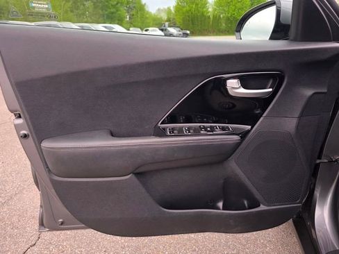 Used 2017 Kia Niro EX FWD image 26