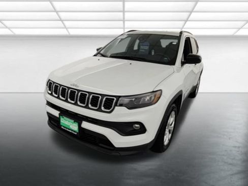 Used 2024 Jeep Compass Latitude AWD/4WD image 2
