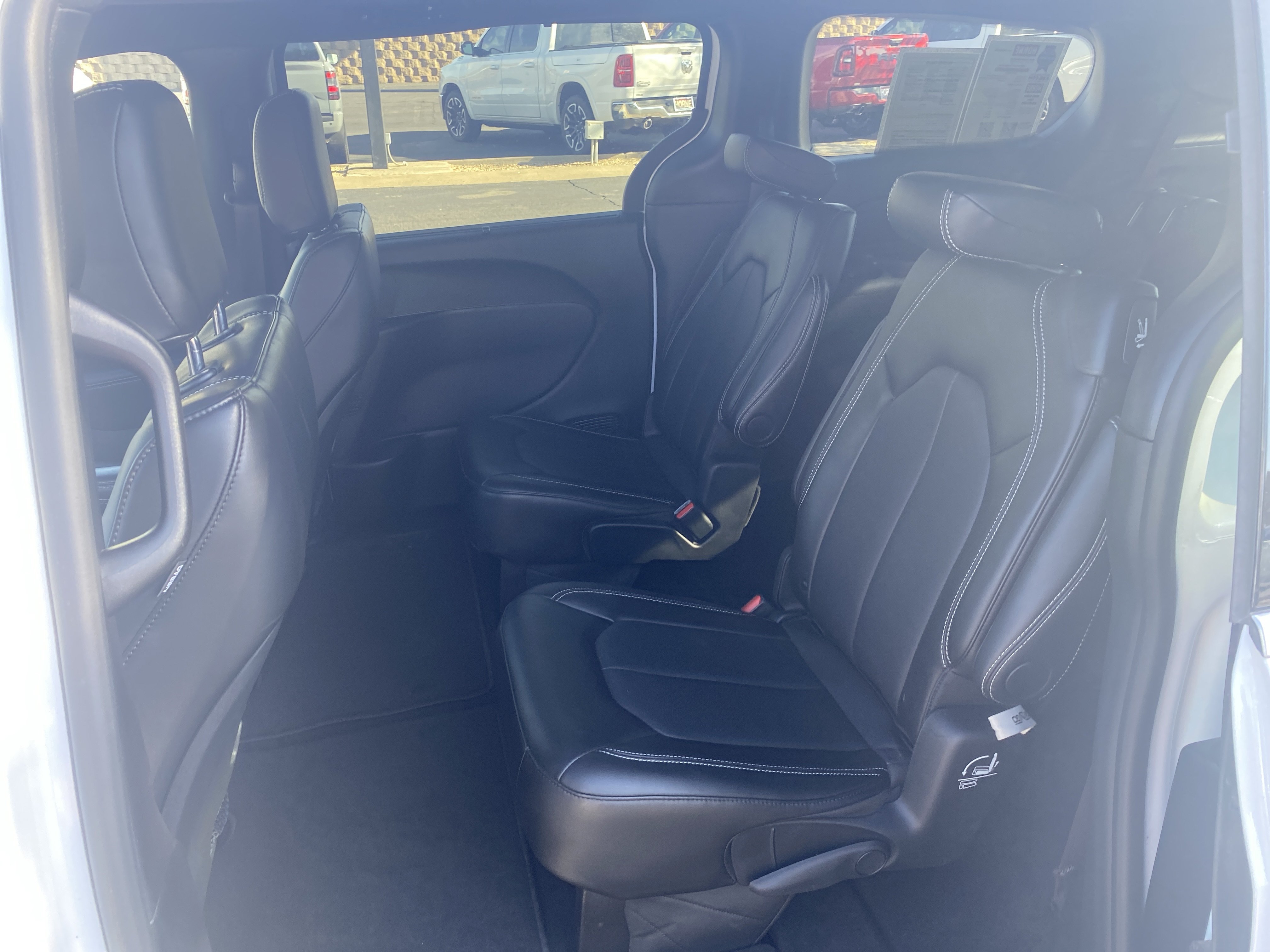 Used 2025 Chrysler Pacifica Select FWD image 18