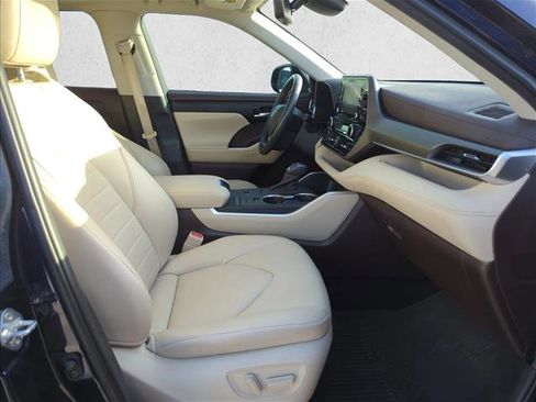 Used 2021 Toyota Highlander XLE image 27