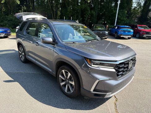 Used 2025 Honda Pilot Touring image 14