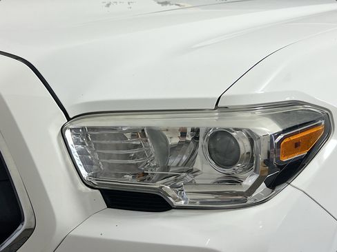 Used 2020 Toyota Tacoma SR5 image 11