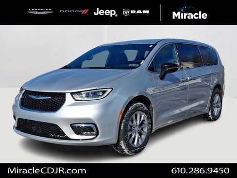 New 2026 Chrysler Pacifica Select AWD/4WD image 1