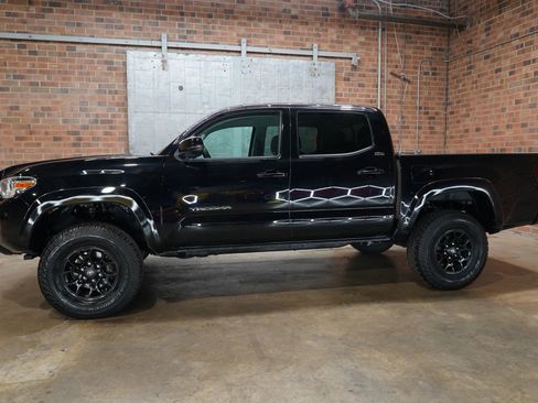 Used 2021 Toyota Tacoma SR5 w/ Technology Package RWD image 9